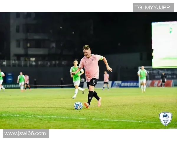 足球球星飞奔赛场庆祝进球瞬间激情四溢展现绝佳技艺