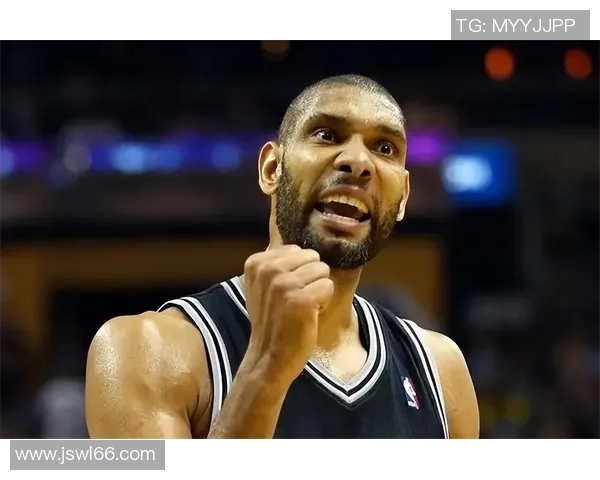 意大利秃头足球巨星风采揭秘 从赛场到时尚的独特魅力