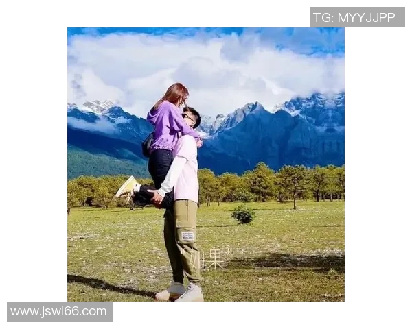 足球巨星与美女亲密合影引发热议 双方甜蜜互动曝光震撼全场